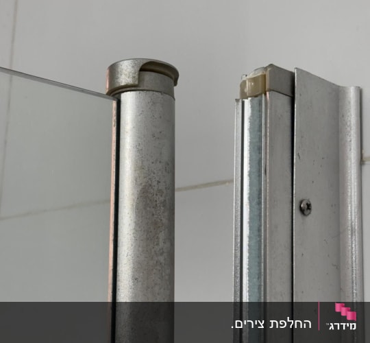 חלקי מתכת של דלת מקלחת